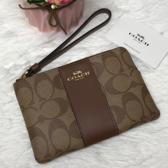 Coach Handbags - 👜COACH🌺 CORNER ZIP WRISTLET